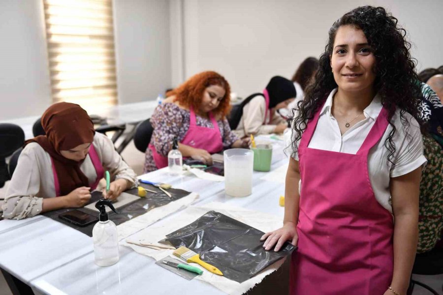 Seramik Kursuyla Hem Hobi Ediniyor, Hem De Yeni Meslek Alanlarının Kapısını Açıyorlar