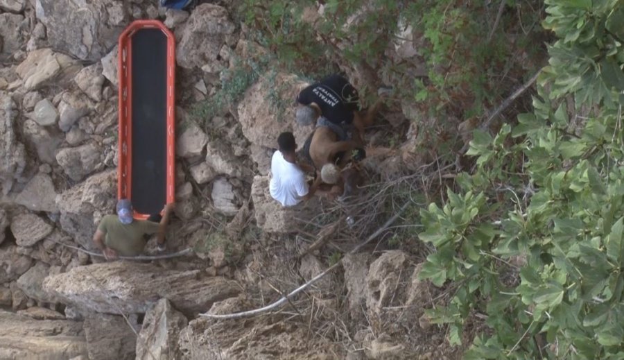 30 Metrelik Falezlerin Alt Kısmında Hareketsiz Yatan Şahsı Deniz Polisi Kurtardı