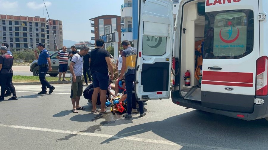 Düğün Konvoyu Geçerken Yola Çıkan Çocuğa Otomobil Çarptı