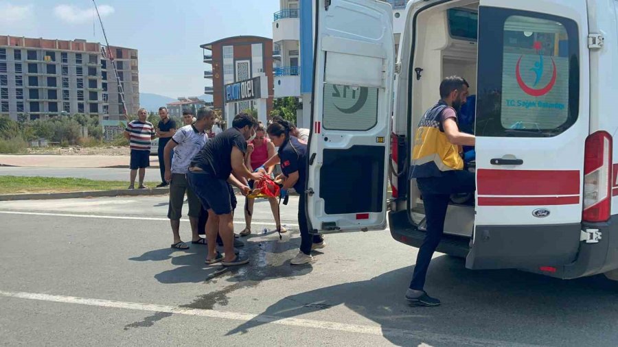 Düğün Konvoyu Geçerken Yola Çıkan Çocuğa Otomobil Çarptı