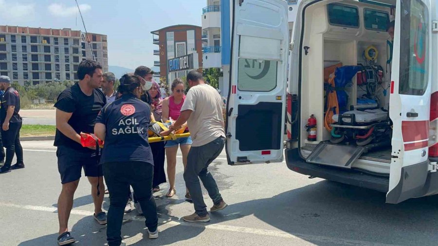 Düğün Konvoyu Geçerken Yola Çıkan Çocuğa Otomobil Çarptı