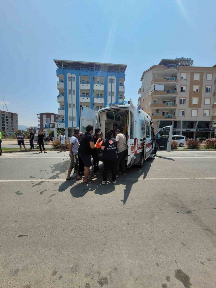 Düğün Konvoyu Geçerken Yola Çıkan Çocuğa Otomobil Çarptı