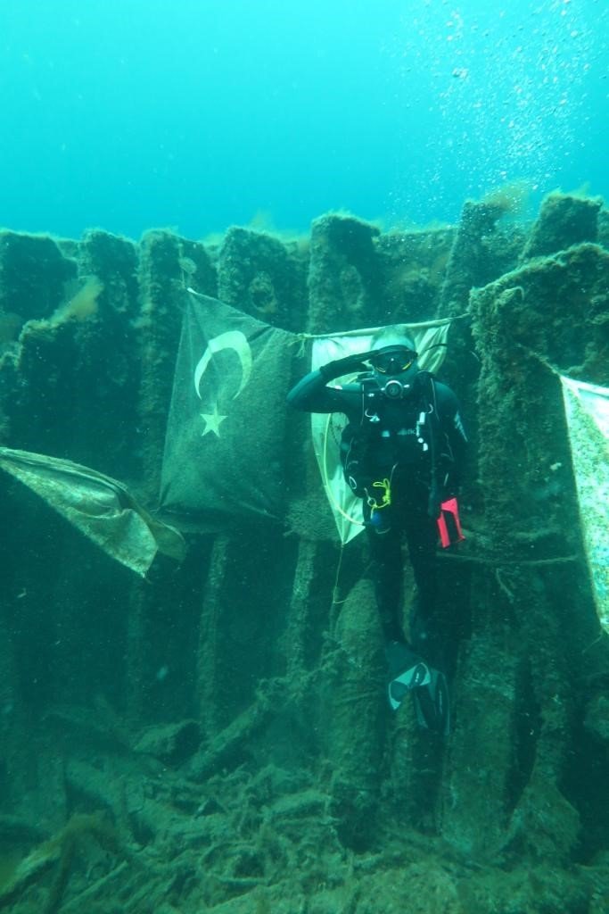 Eskişehirli Dalgıçlar Denizin 12 Metre Altında Halay Çekti