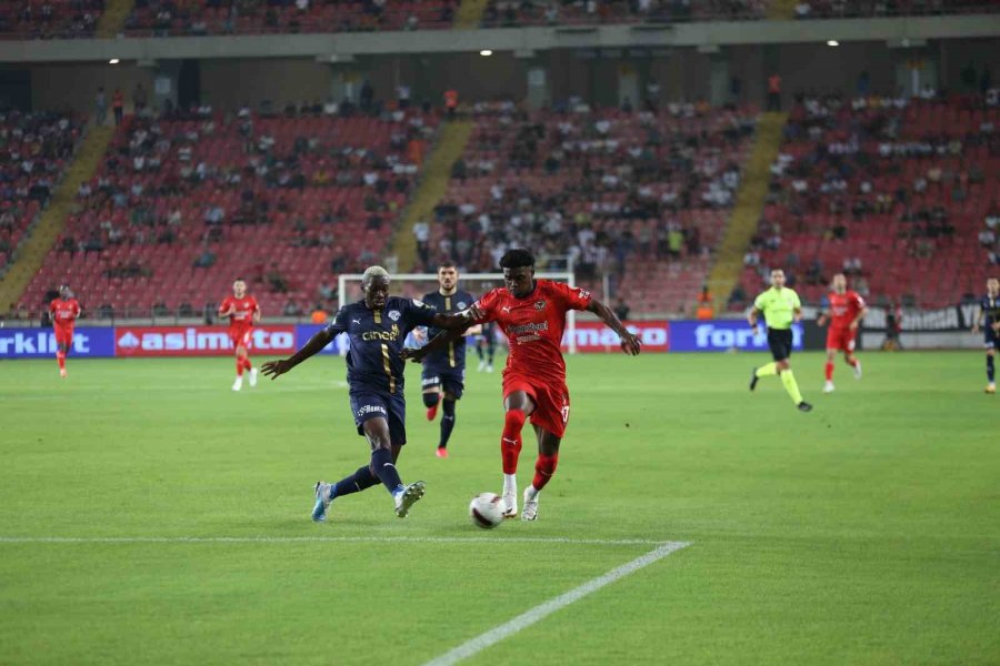 Trendyol Süper Lig: Atakaş Hatayspor: 0 - Kasımpaşa: 0 (ilk Yarı)