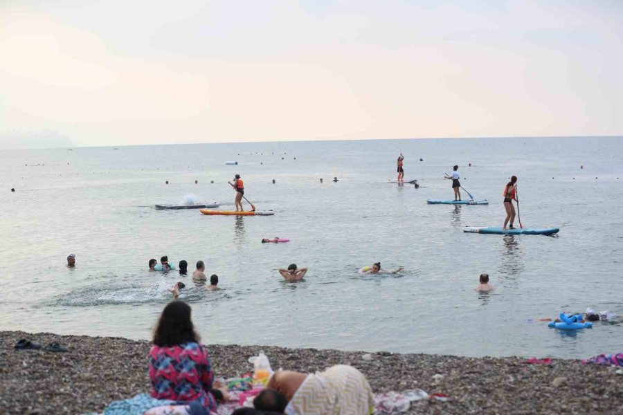 Konyaaltı Sahili’nde Kürek Sörfü Keyfi