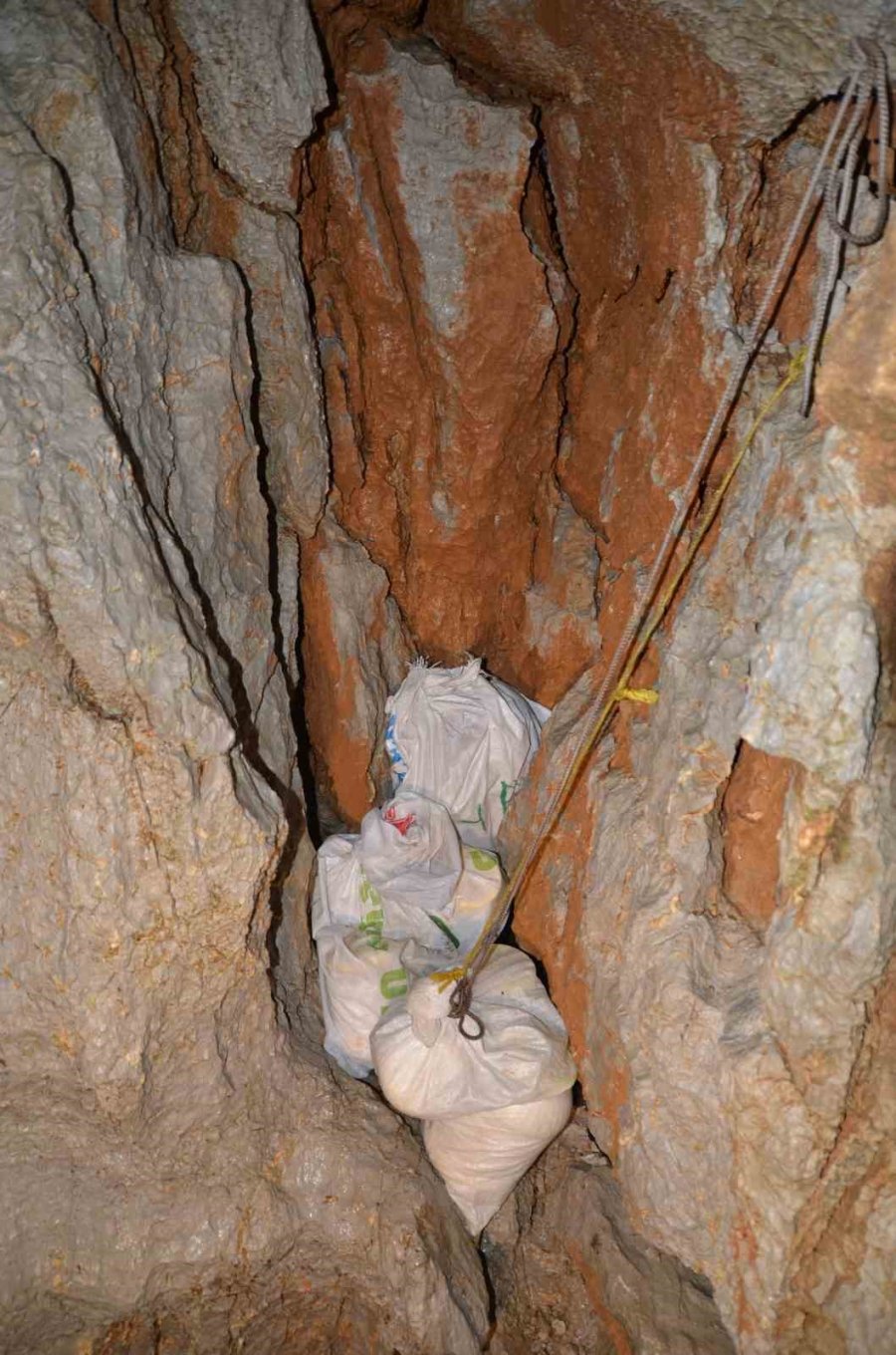 Göçerlerin Doğal Buzdolapları, 40 Metrelik Kar Obrukları