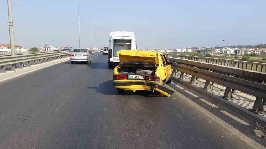 Lastiği Patlayan Tur Minibüsü 3 Araçlı Kazaya Neden Oldu: 3 Yaralı