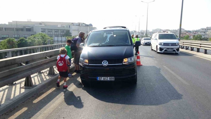 Lastiği Patlayan Tur Minibüsü 3 Araçlı Kazaya Neden Oldu: 3 Yaralı