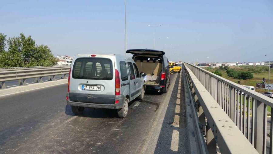 Lastiği Patlayan Tur Minibüsü 3 Araçlı Kazaya Neden Oldu: 3 Yaralı