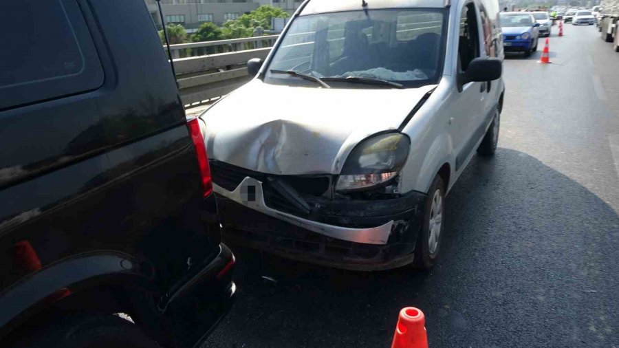 Lastiği Patlayan Tur Minibüsü 3 Araçlı Kazaya Neden Oldu: 3 Yaralı