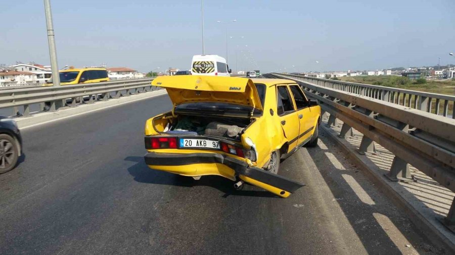 Lastiği Patlayan Tur Minibüsü 3 Araçlı Kazaya Neden Oldu: 3 Yaralı