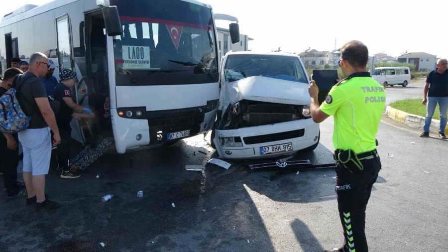 Otel Servisi Midibüs İle Minibüs Çarpıştı: Facianın Eşiğinden Dönüldü