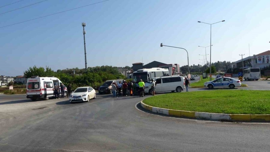 Otel Servisi Midibüs İle Minibüs Çarpıştı: Facianın Eşiğinden Dönüldü