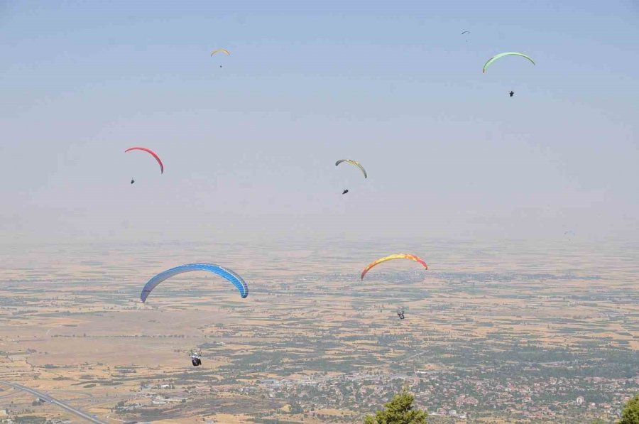 10. Akşehir Xc Open Türkiye Yamaç Paraşütü Yarışması Başladı