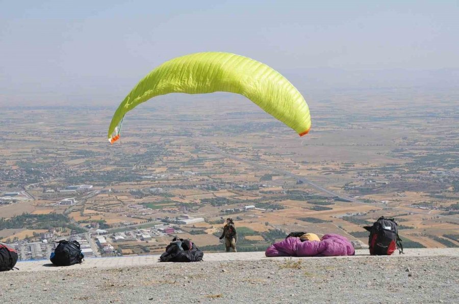 10. Akşehir Xc Open Türkiye Yamaç Paraşütü Yarışması Başladı