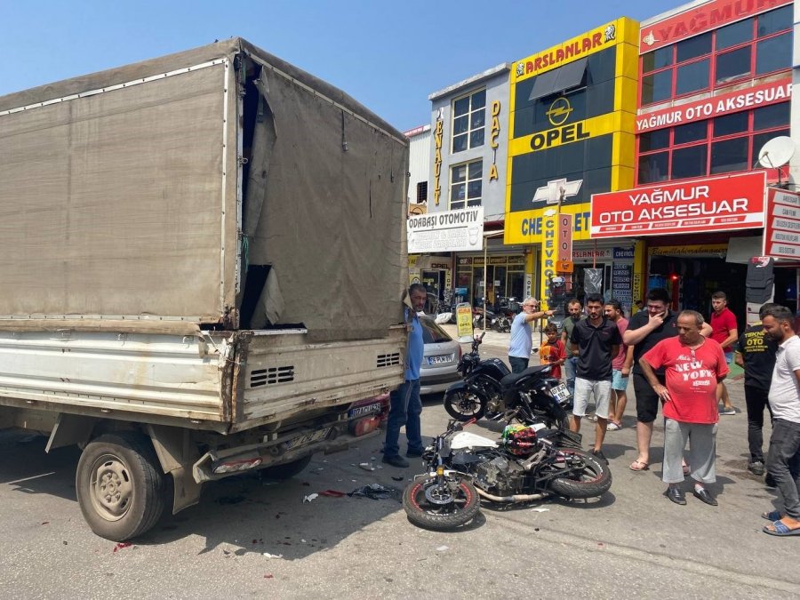 Kamyonetin Altında Kalan Motosiklet Sürücüsü Kaskı Sayesinde Ölümden Döndü