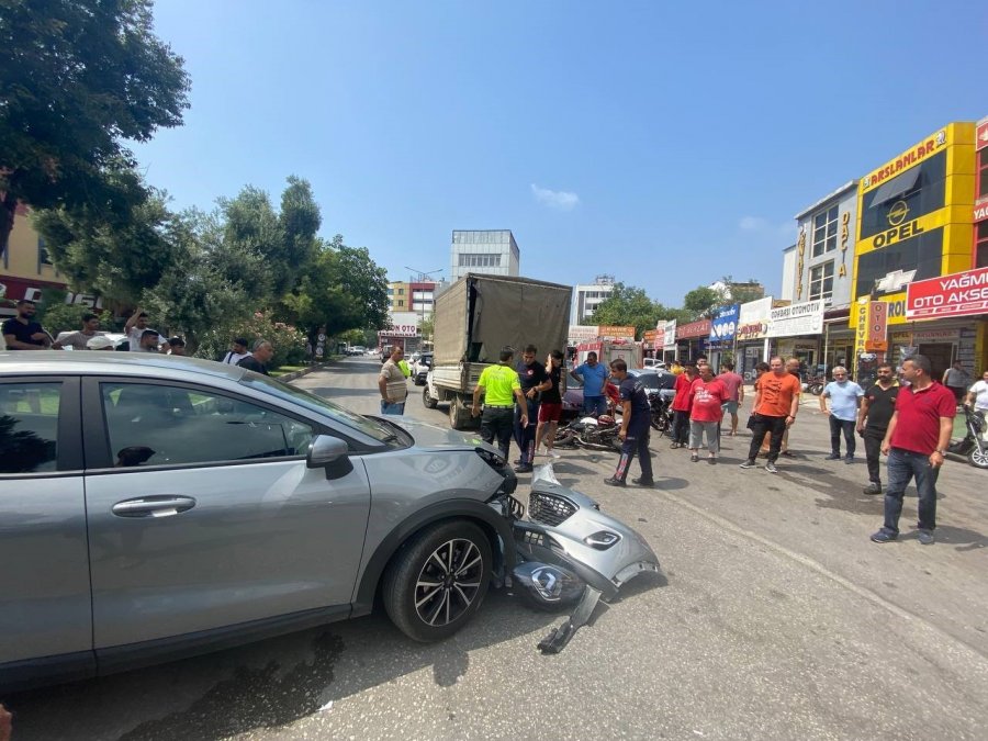 Kamyonetin Altında Kalan Motosiklet Sürücüsü Kaskı Sayesinde Ölümden Döndü