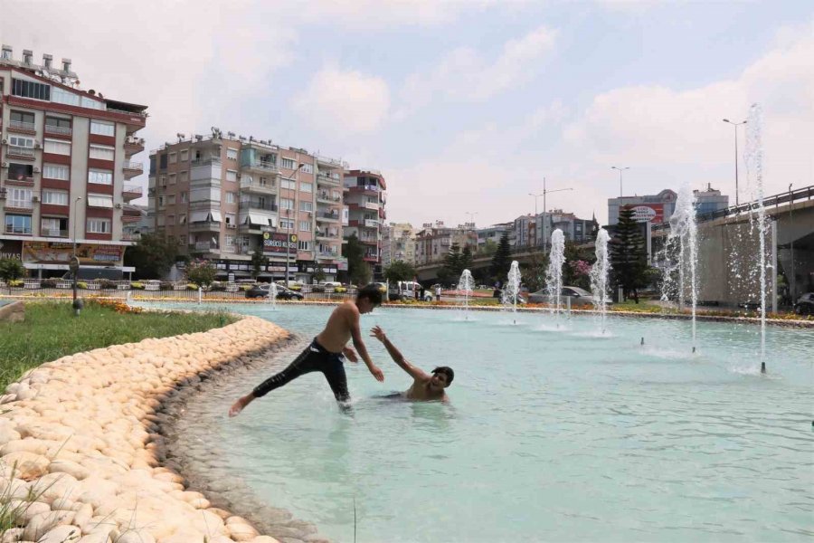 Antalya’da Sıcak Ve Nemli Havada Bunalan Çocuklar Soluğu Süs Havuzunda Aldı