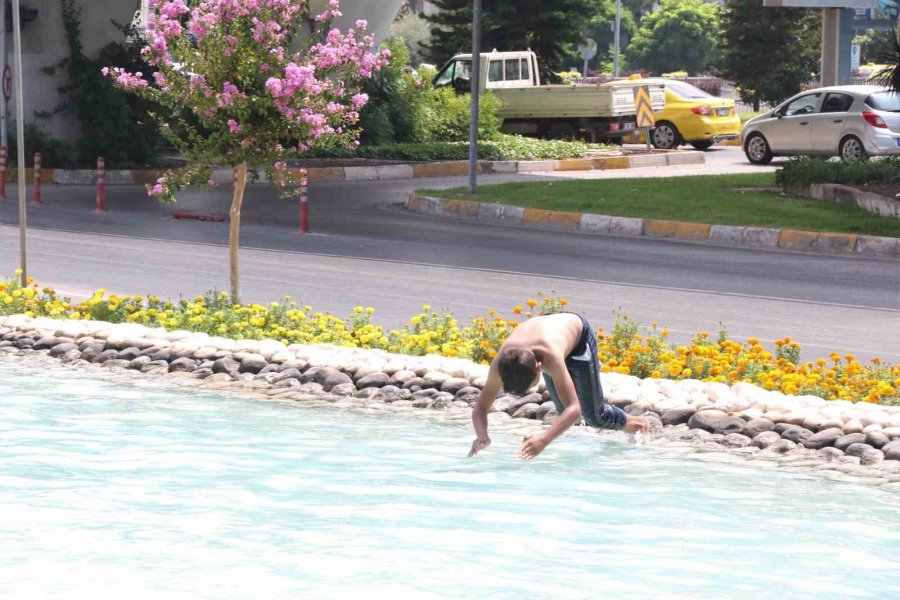 Antalya’da Sıcak Ve Nemli Havada Bunalan Çocuklar Soluğu Süs Havuzunda Aldı