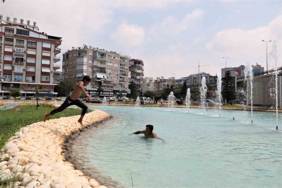 Antalya’da Sıcak Ve Nemli Havada Bunalan Çocuklar Soluğu Süs Havuzunda Aldı