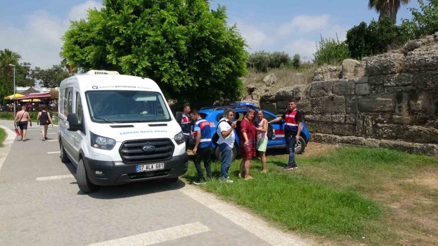 Antalya’da Denizde Fenalaşan İsveçli Turist Kıyıya Ulaşmayı Başardı Ancak Kurtarılamadı