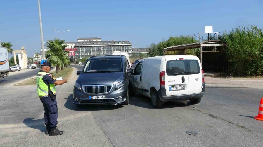 Antalya’da Tur Minibüsü İle Hafif Ticari Araç Çarpıştı: 3 Yaralı