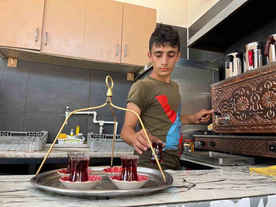 Bisiklet Üzerinde Günde 600 Bardak Çay Dağıtıyor