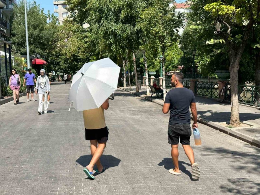 Hava Sıcaklıkları Düşerken Güneşe Karşı Şemsiye Önlemi Devam Ediyor