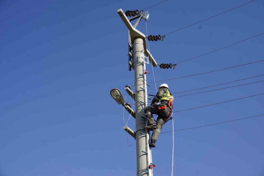 Rekor Sıcaklarda Tüketim Artışına Rağmen Elektrik Kesintileri Azaldı