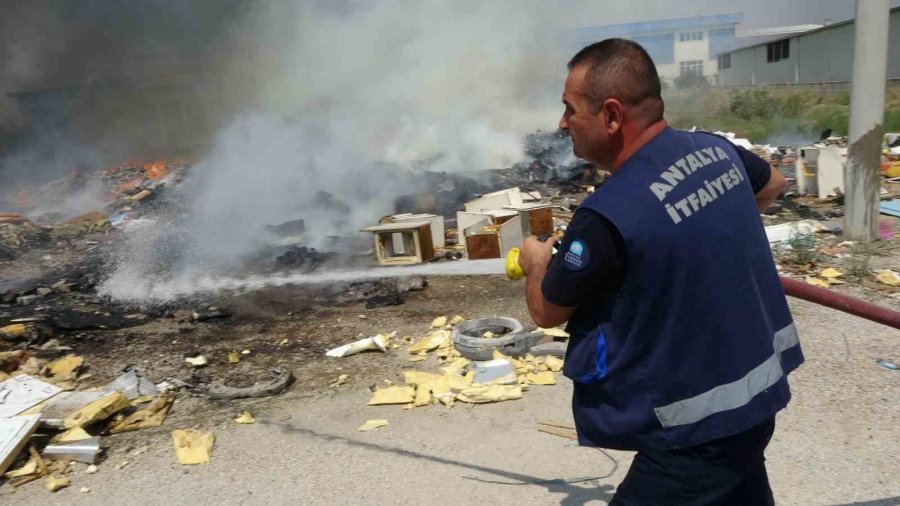 Manavgat’ta Korkutan Hurdalık Yangını