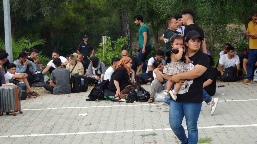 İtalya’ya Gitmeye Çalışan 270 Göçmen Manavgat’ta Tekneye Binmeden Yakalandı