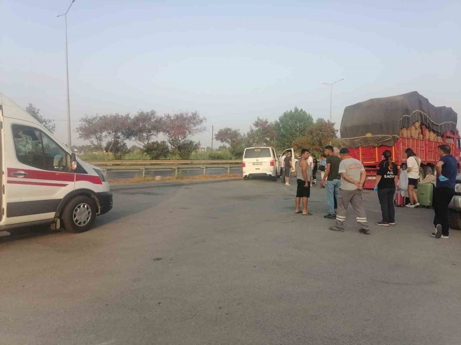 Tur Minibüsü Önce Bariyere, Sonra Yayaya Çarptı: 2 Yaralı