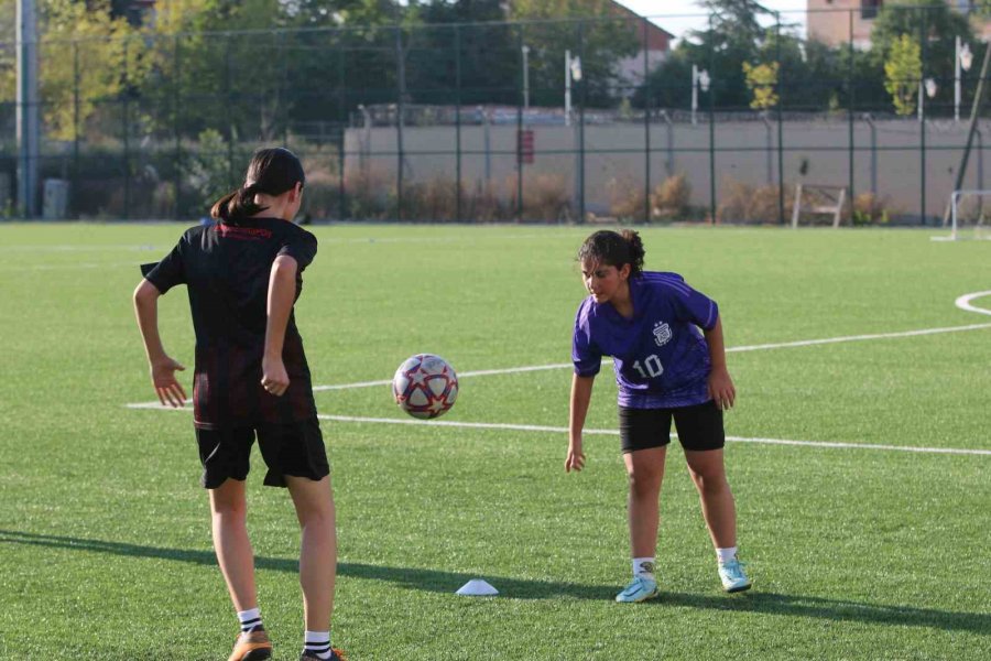 Eskişehirspor Fabrika Futbol Okulu’nda Antrenmanlar Devam Ediyor