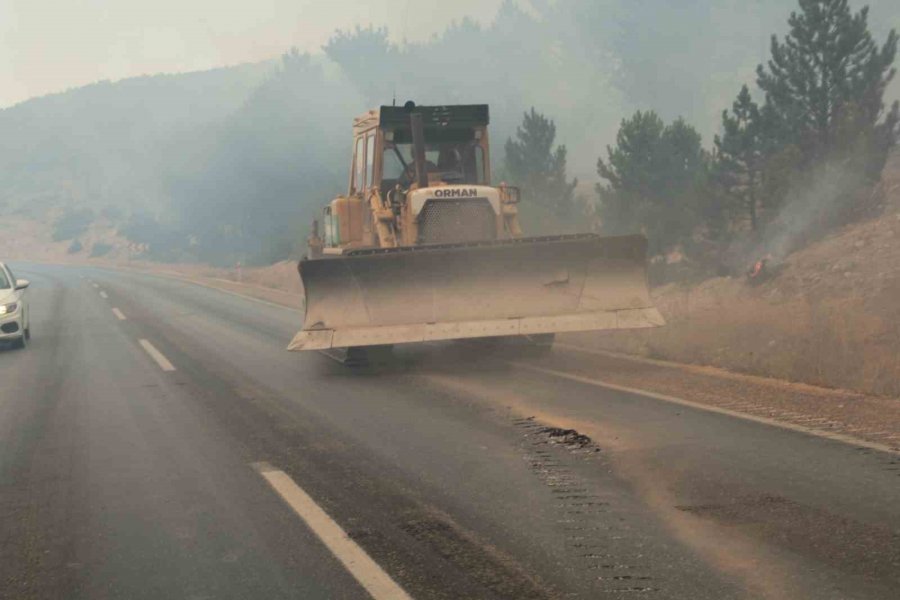 Pulluk Makinesinin Kıvılcımından Çıkan Yangına Müdahale Sürüyor