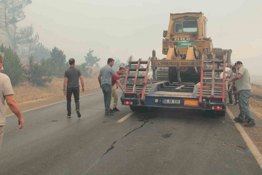 Pulluk Makinesinin Kıvılcımından Çıkan Yangına Müdahale Sürüyor