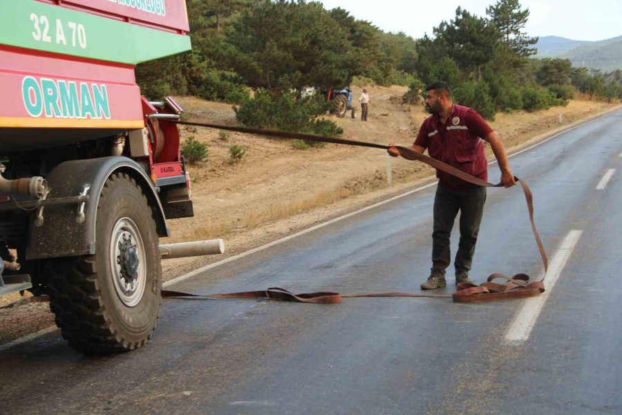 Pulluk Makinesinin Kıvılcımından Çıkan Yangına Müdahale Sürüyor