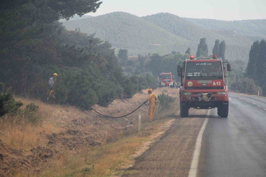 Pulluk Makinesinin Kıvılcımından Çıkan Yangına Müdahale Sürüyor