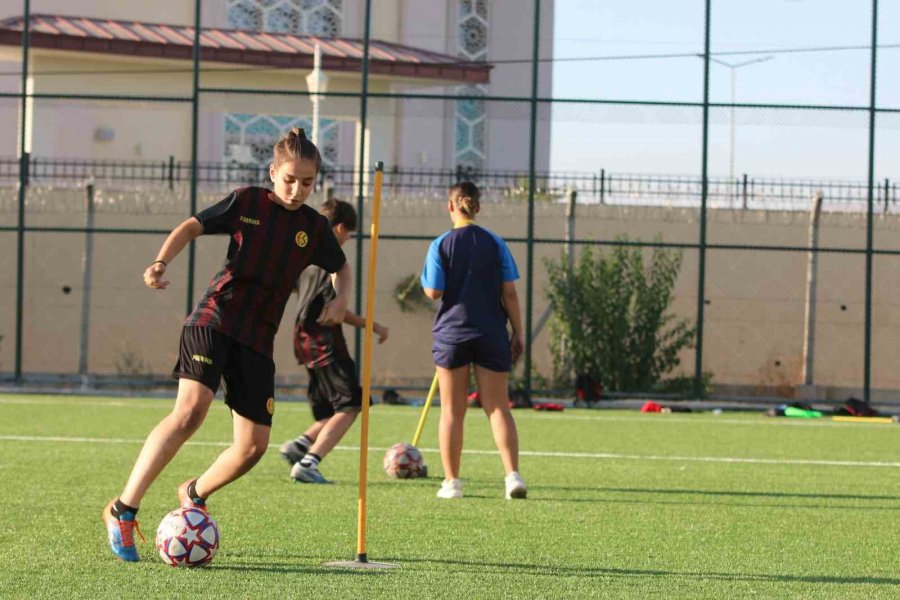 Eskişehirspor Fabrika Futbol Okulu’nda Antrenmanlar Devam Ediyor