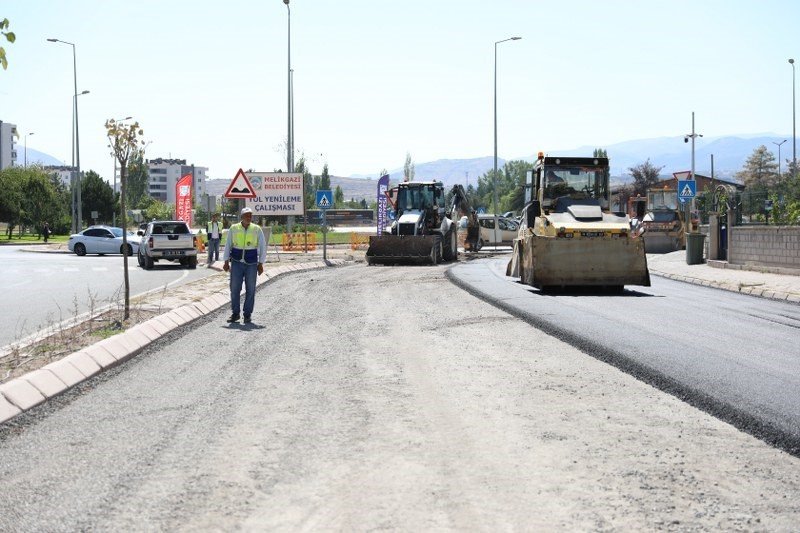 Melikgazi Belediyesi Altınoluk Mahallesi’nde Asfalt Çalışması Yapıyor