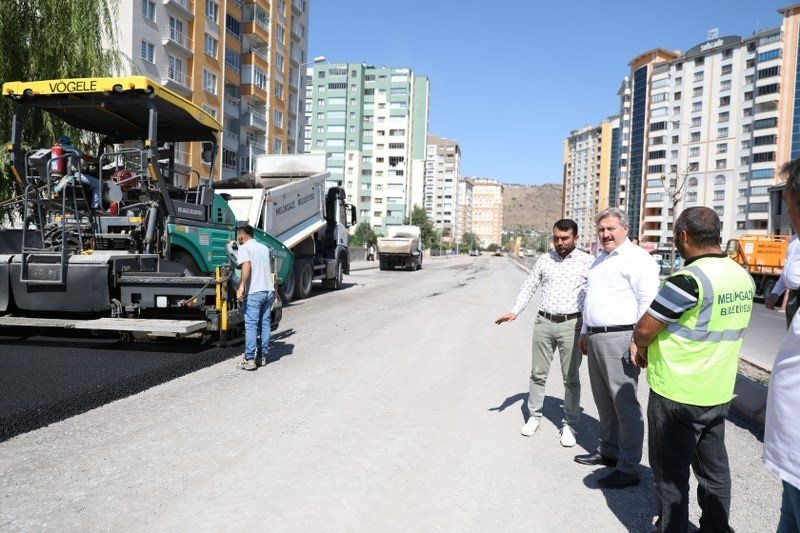 Melikgazi Belediyesi Altınoluk Mahallesi’nde Asfalt Çalışması Yapıyor