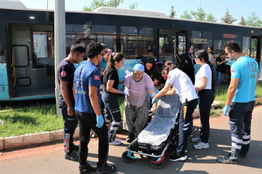 Servis Minibüsü Yolcu Almak İçin Duran Halk Otobüsüne Arkadan Çarptı: 4 Yaralı