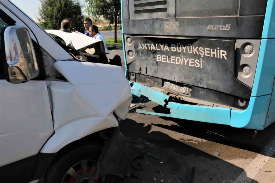 Servis Minibüsü Yolcu Almak İçin Duran Halk Otobüsüne Arkadan Çarptı: 4 Yaralı