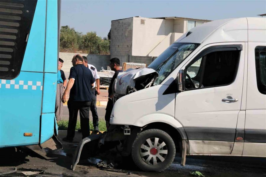 Servis Minibüsü Yolcu Almak İçin Duran Halk Otobüsüne Arkadan Çarptı: 4 Yaralı