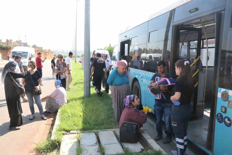 Servis Minibüsü Yolcu Almak İçin Duran Halk Otobüsüne Arkadan Çarptı: 4 Yaralı