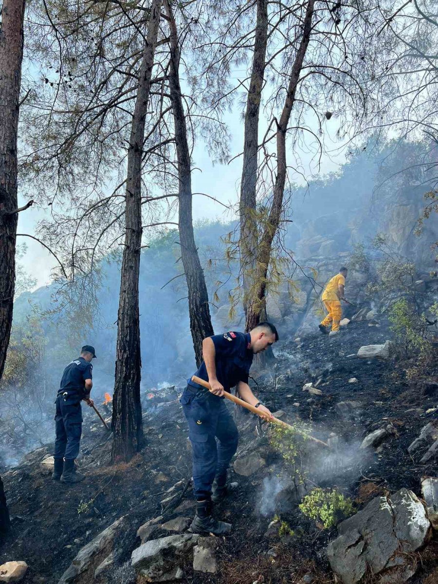 Gazipaşa’daki Orman Yangını Havadan Ve Karadan Yapılan Müdahale İle Söndürüldü