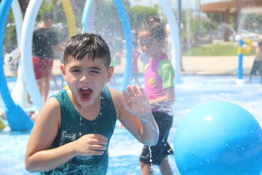 Denize Gidemeyen Çocuklar Mahalleye Kurulan Su Parkında Eğleniyor