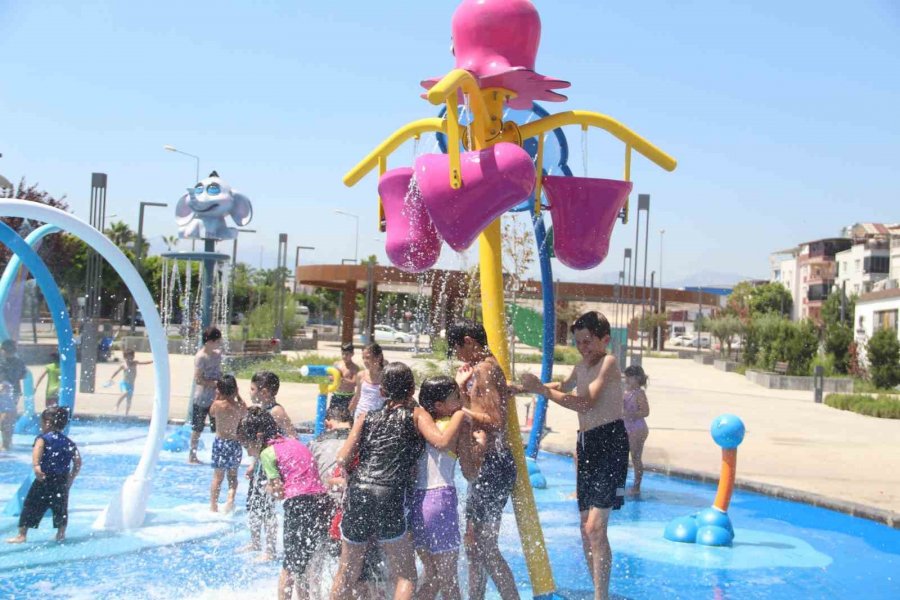 Denize Gidemeyen Çocuklar Mahalleye Kurulan Su Parkında Eğleniyor