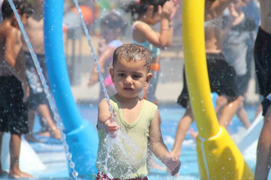 Denize Gidemeyen Çocuklar Mahalleye Kurulan Su Parkında Eğleniyor