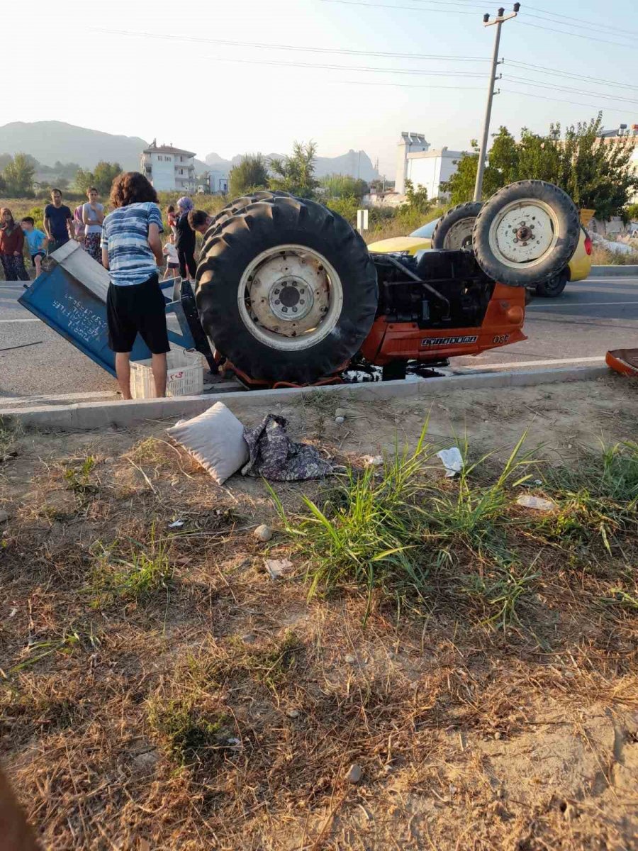 Antalya’da Otomobil Traktöre Çarptı: 2 Yaralı