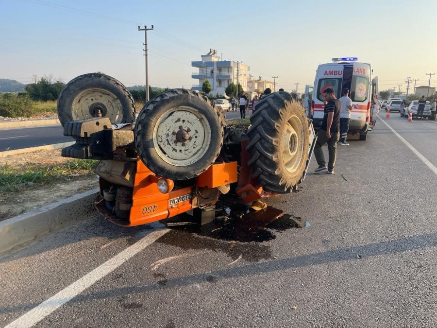 Antalya’da Otomobil Traktöre Çarptı: 2 Yaralı